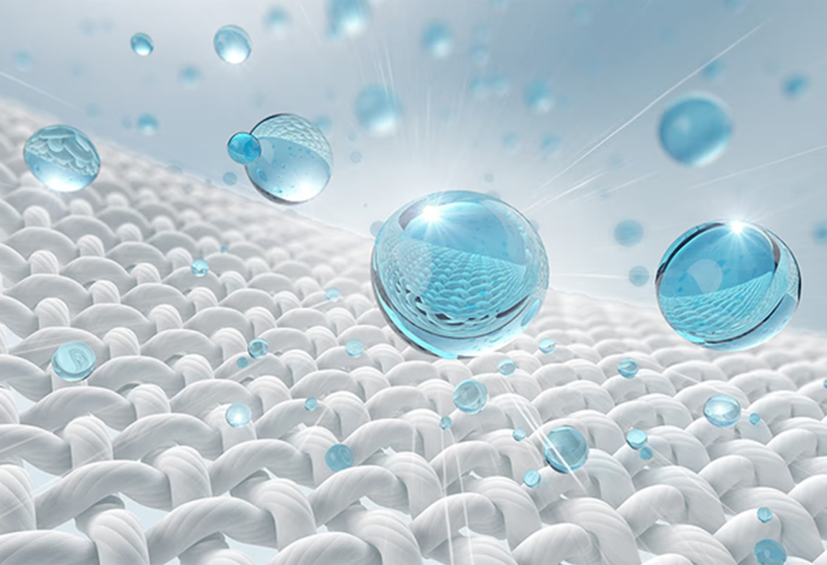 Απεικονίζονται στάλες νερού πάνω σε ύφασμα από μικροσκόπιο. 